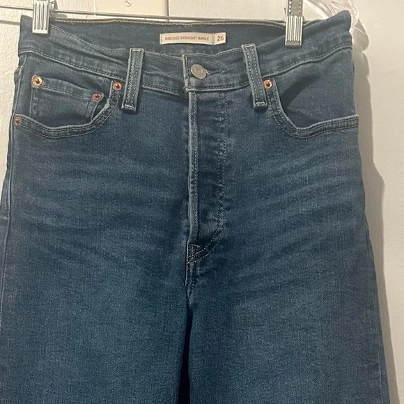 Women’s Levi’s Ribcage Straight Ankle Jeans - Picture 2 of 5